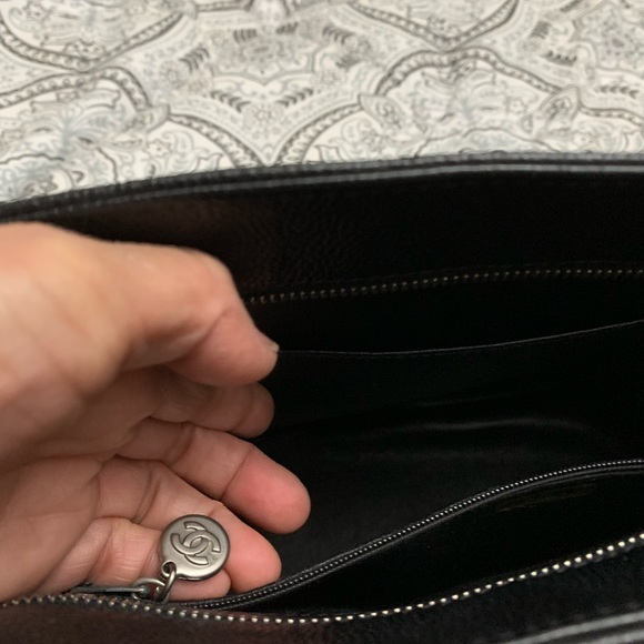 Chanel Caviar Medallion tote. Excellent condition, no rip, tear, well kept. - Picture 6 of 12